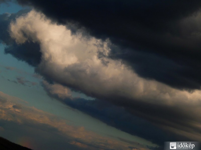 húsvéti frontok kereszttüzében