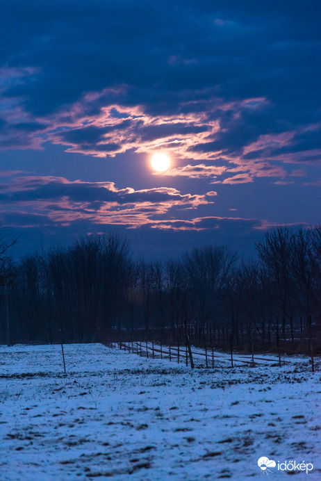 2026 első teliholdja havas tájban 
