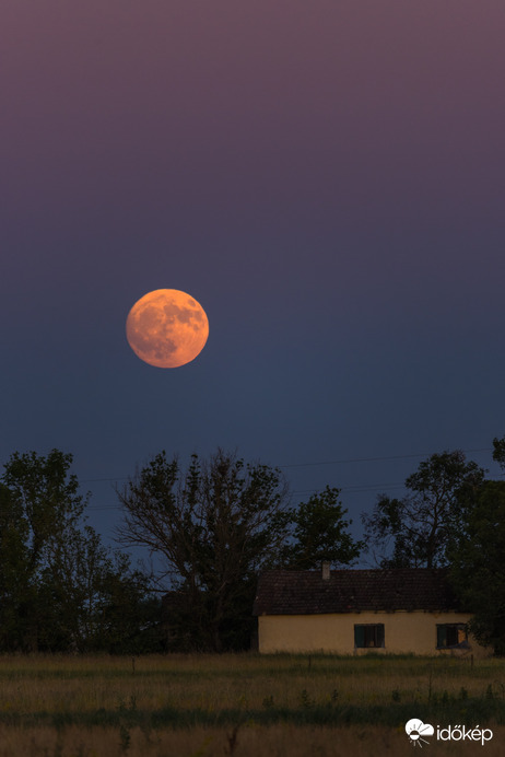 Ilyen szépen jött fel tegnap a Hold
