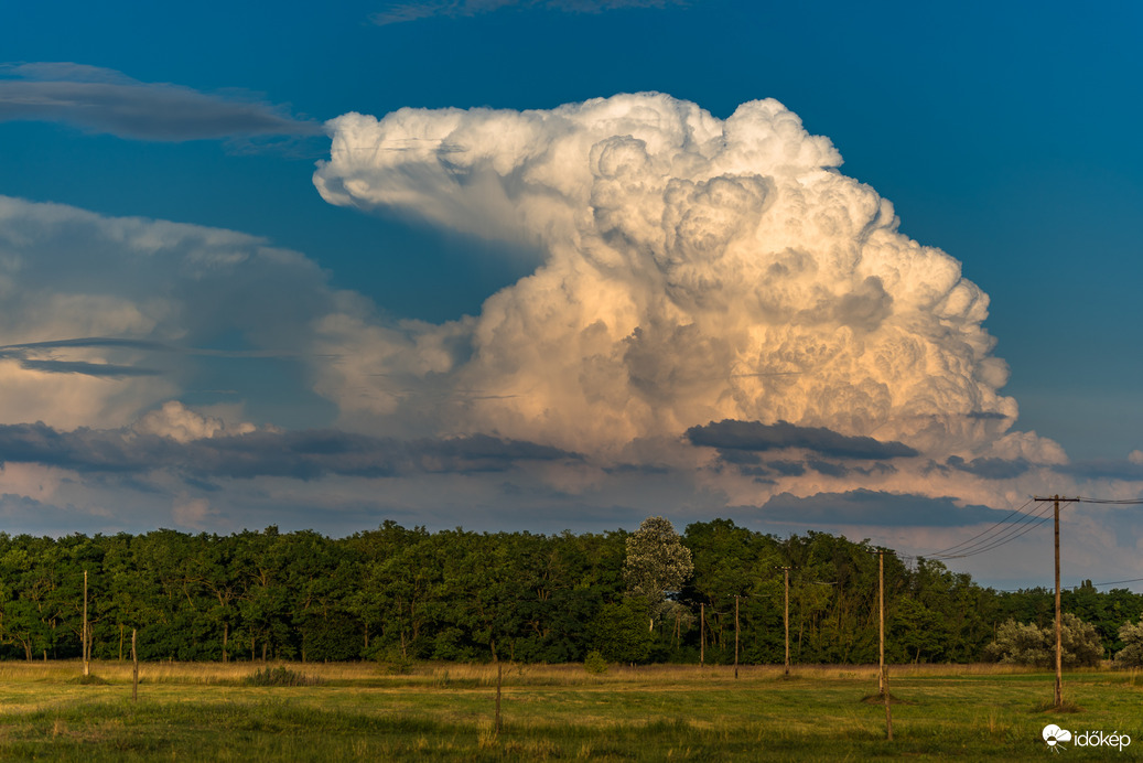 Ruzsáról így lehetett látni, Nagykikinda mellett tornyosuló zivatarfelhőt!