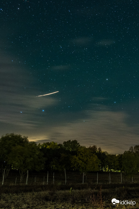 villám helyett valami ami fényes volt mint egy meteor, de lassan haladt mint egy repülő, majd szempillantás alatt eltünt. 
