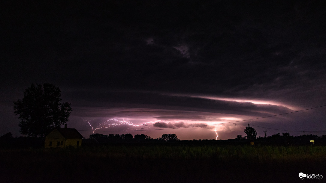 Elég szép szupercella haladt végig éjjel az országon. Ruzsát csak a hatalmas szele érintette, a Tiszához érve elgyengült.