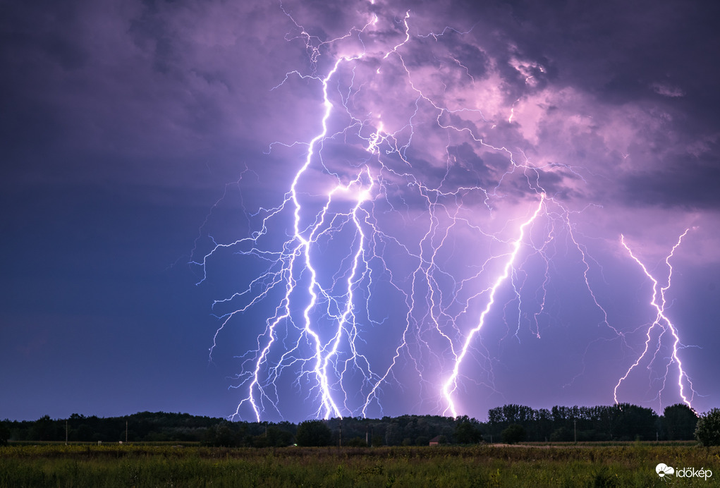 Ruzsától nyugatra, csak úgy záporoztak a villámok! 