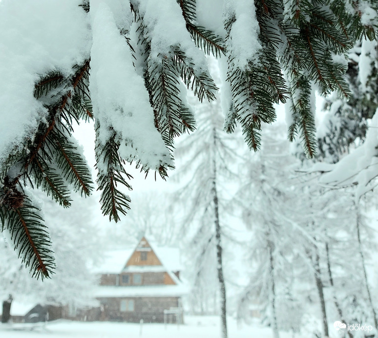 Távolban egy "mézeskalács" házikó :)