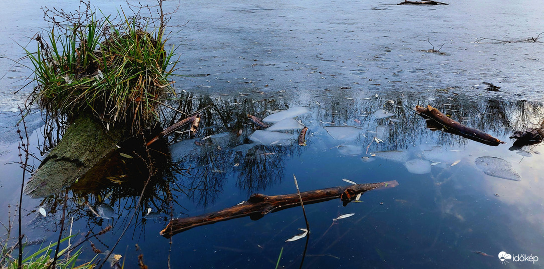 Imitt-amott "jégkockás" a víz