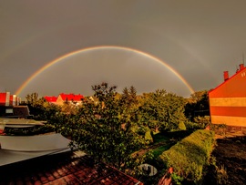 Gyönyörű szeptemberi szivárvány a zivatar után 