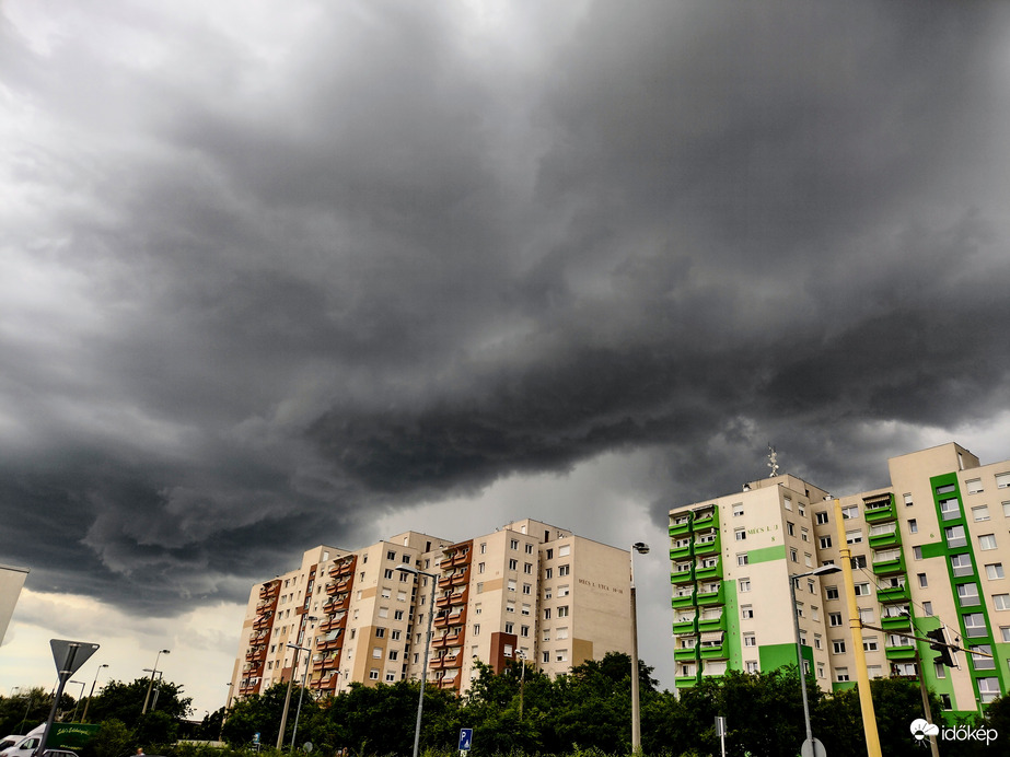 Pazar látvánnyal érkezett a zivatar Győrbe.