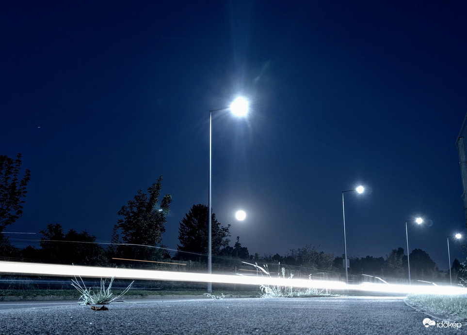 Fénysebességgel a holdfényes éjszakába