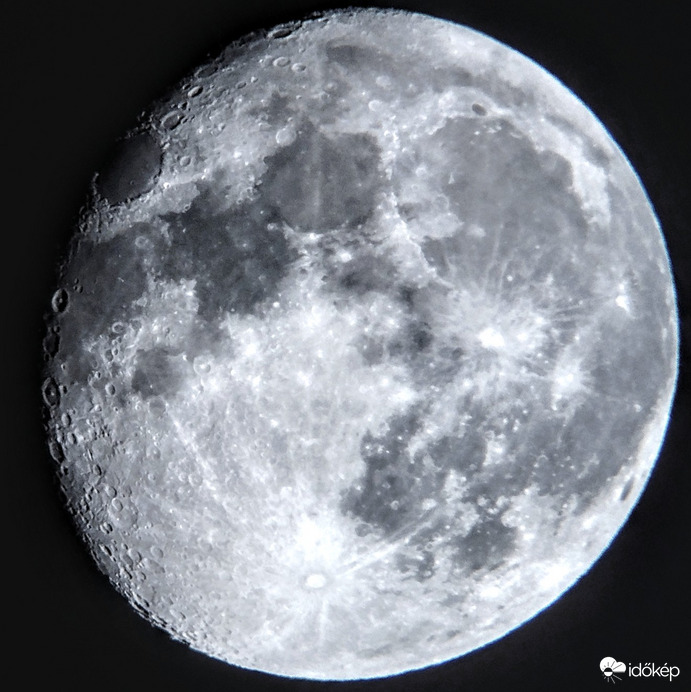 A Jupiter nélkül is szép látványt nyújtott a Hold