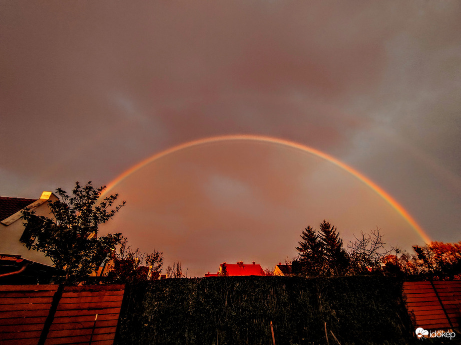 Gyönyörű szivárvány az aranyórában