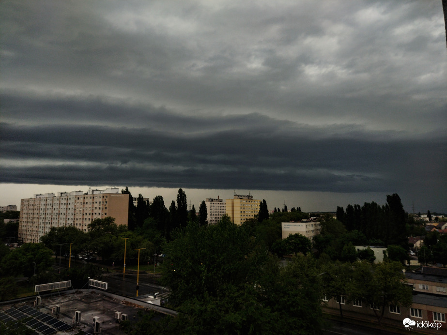 Látványos szupercella érkezése Győrbe