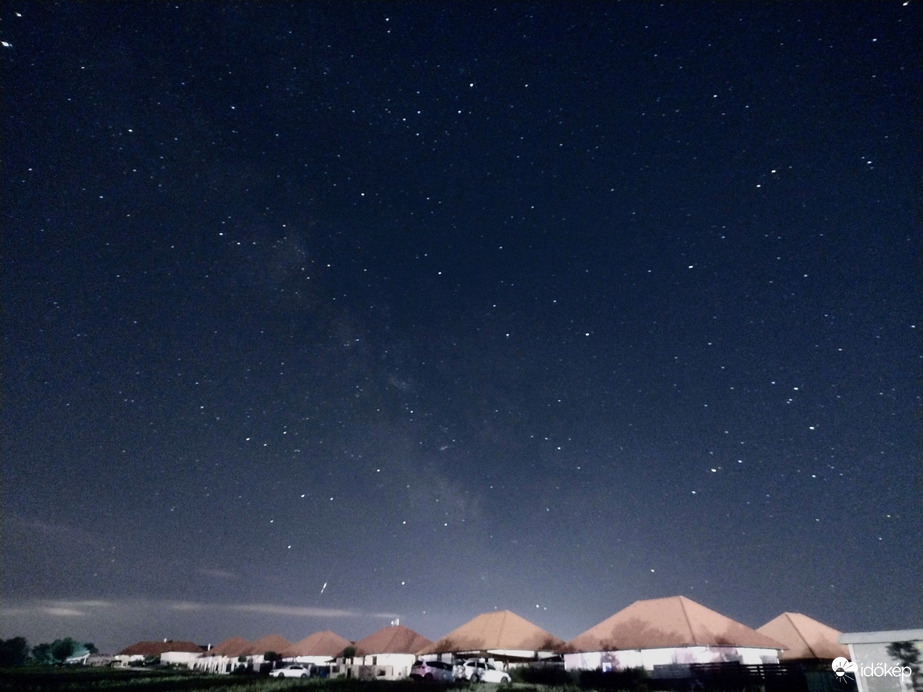 Nyári tejút egy fényes meteorral