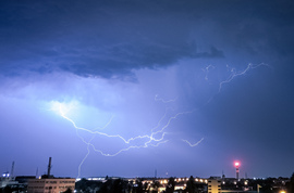 Villámfényes városi éjszaka