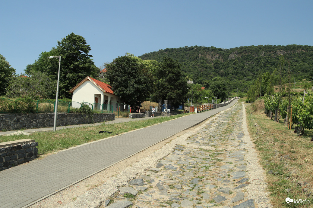 A régi idők térköve és a modern kor. Badacsony, út a hegyre.