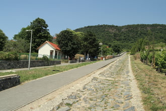 A régi idők térköve és a modern kor. Badacsony, út a hegyre.