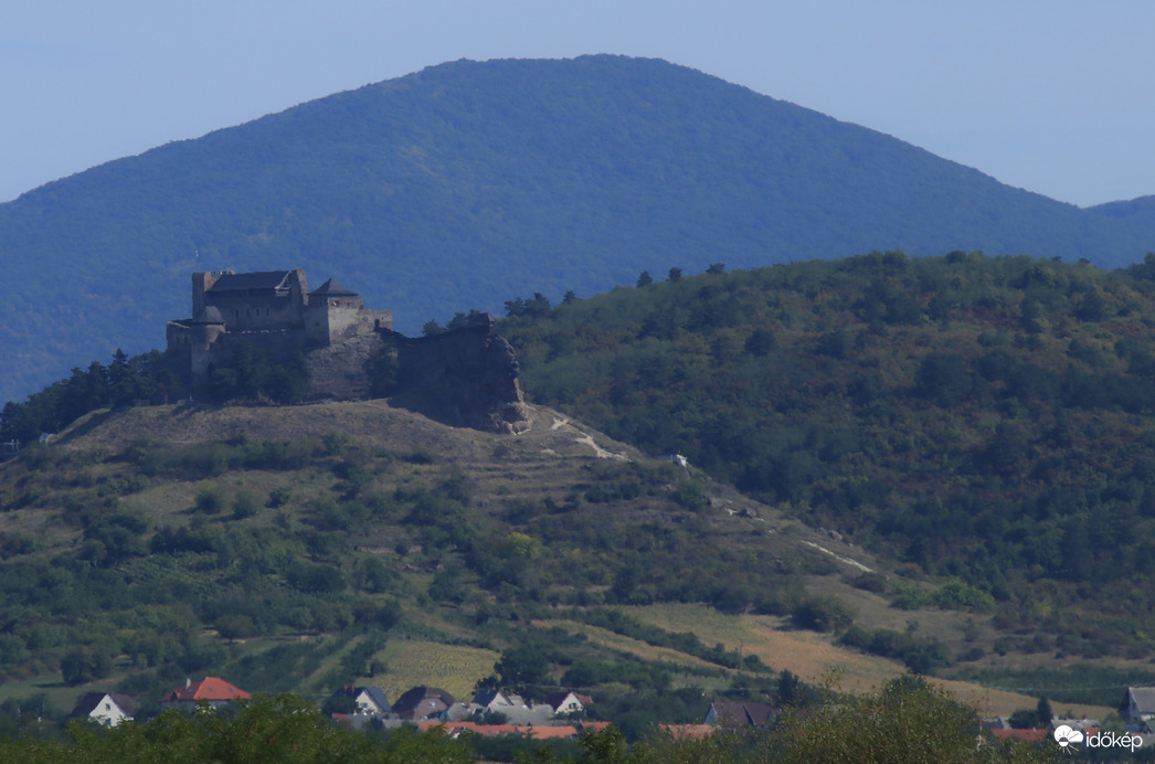 Boldogkő vàr messzebbről.