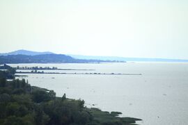 A balatonföldvári Hajózás történeti kilátóból, Balatonöszödi - Balatonszemesi - Balatonlellei - Balatonboglári mólók és távolabb a fonyódi két hegy.