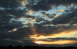 A Nap sugarai utat  törnek a felhők közt.