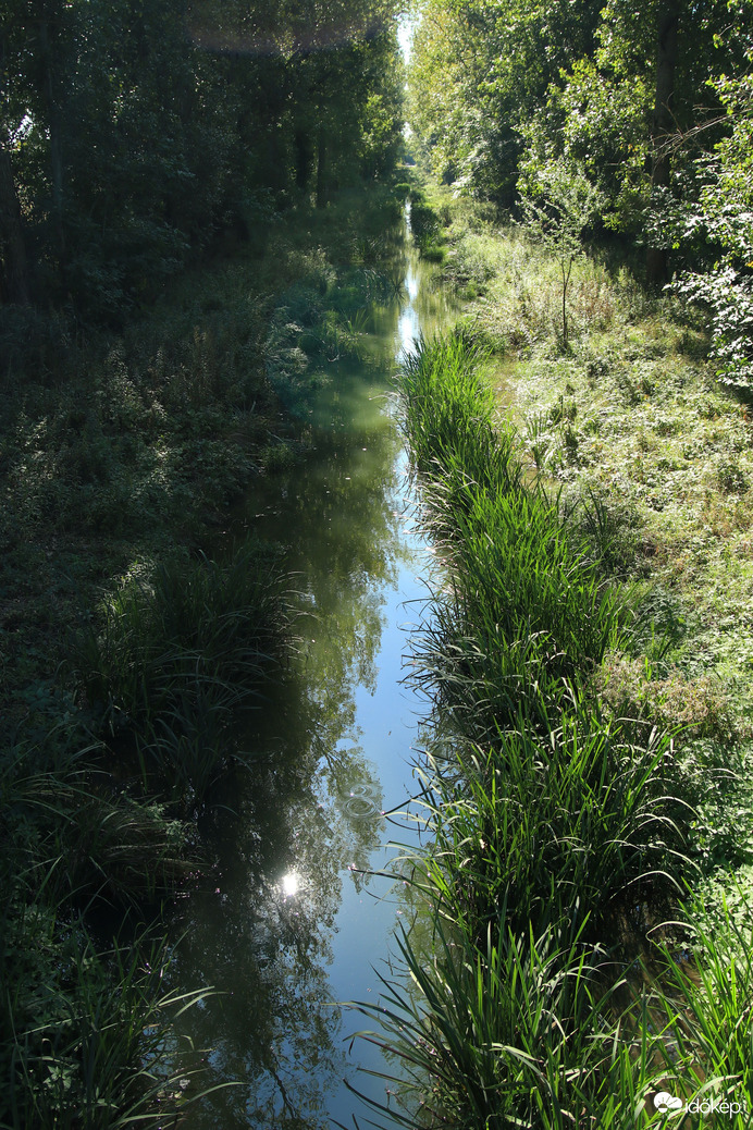 Eger-víz nevű patak Szigligetnél a főútról fotózva