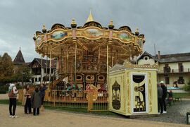 Emeletes lovas körhinta  Keszthelyen