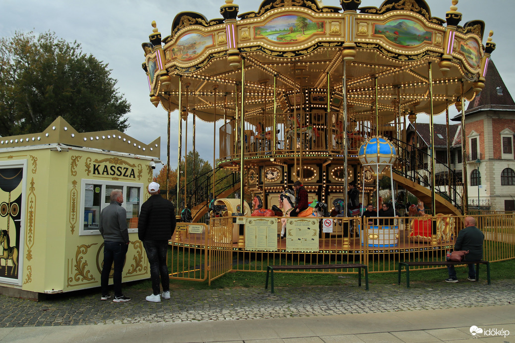 Emeletes lovas körhinta  Keszthelyen