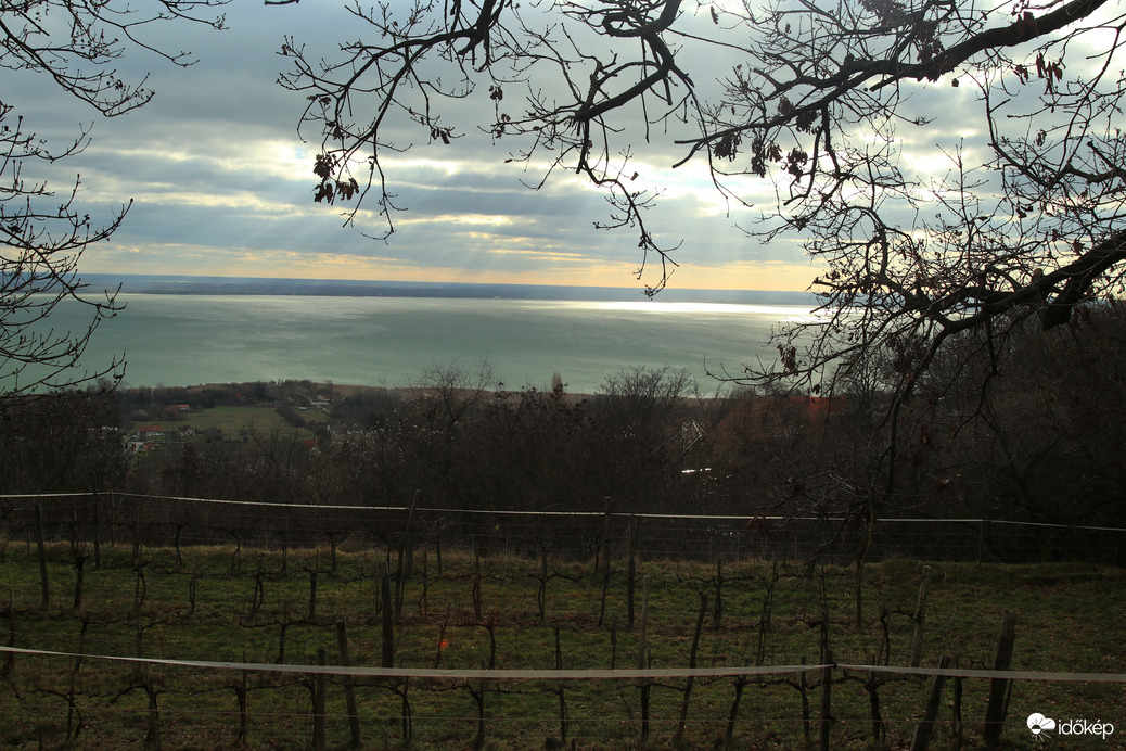 Fenséges látvány a Badacsonyi Rózsakőtől