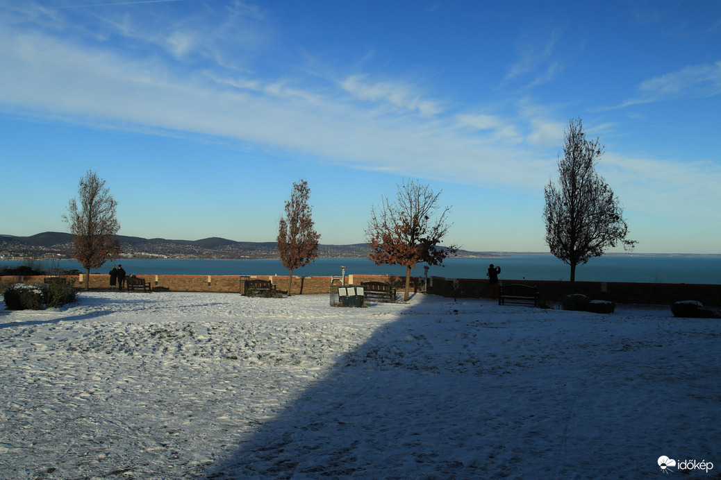A téli Tihany két fő előnye, nincs ezer nyelven beszélő millió turista, csak a gyönyörű táj.