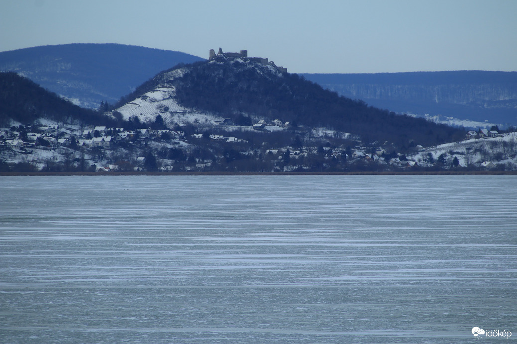A Szigligeti vár Fonyódról nézve