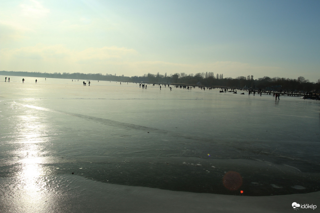 A Balaton befagyva is gyönyörű.
