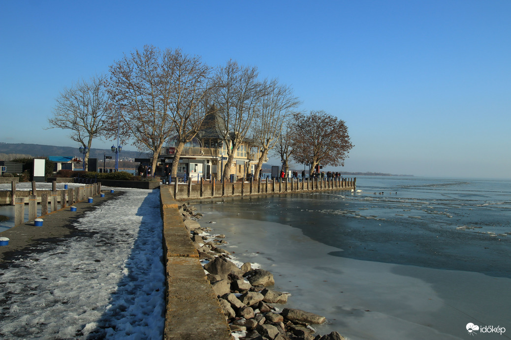 Keszthelyi móló a jég fogságában