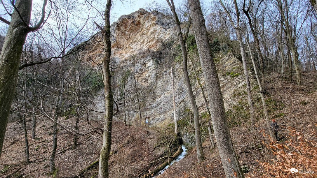 Klasszikus "a hegy lábánál fakad a forrás"