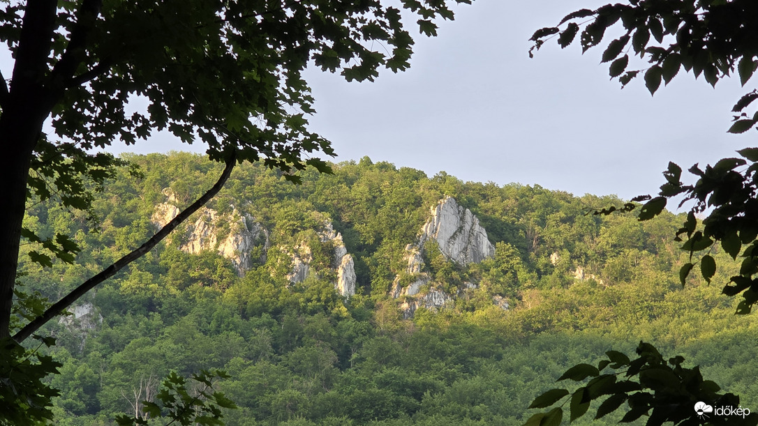 Fehér-kő sziklái