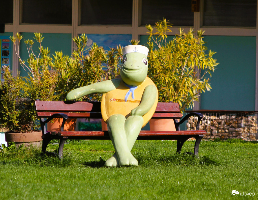 BalaTóni már egyedül ül a strandon