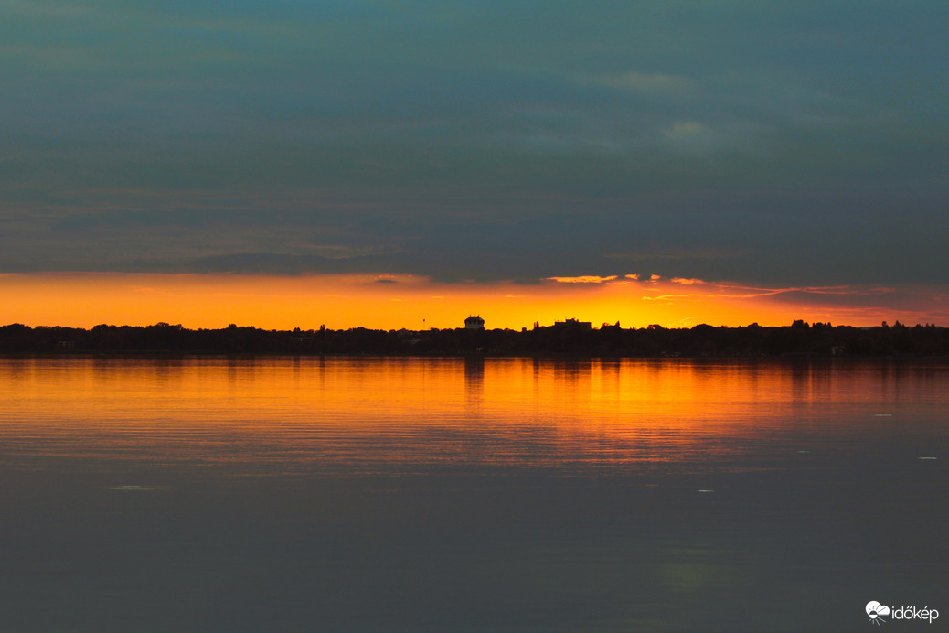 Egybeér az ég a vízzel 