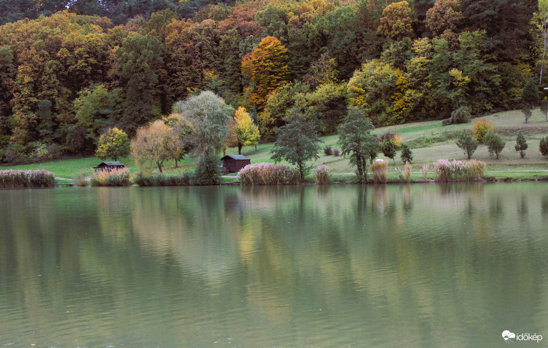 Őszi pompában a zalacsányi horgásztó