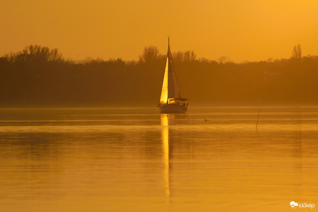 Aranyba öltözött naplemente