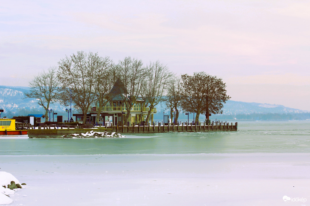 Keszthely móló, jégbe zárva