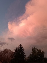 Homoktól pirosló felhők 19.30-kor, 20 °C