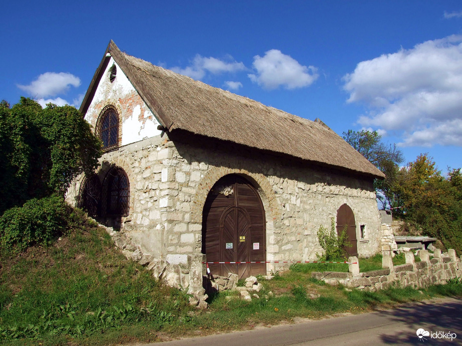 Ódon présház az út mentén 