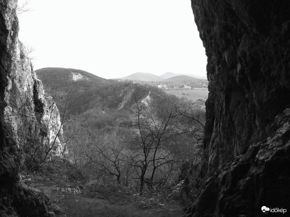 Kilátás a Remete-barlangból márciusban