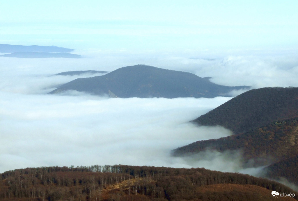 Ahol a hegyek lába ködbe lóg 