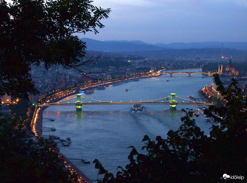 Lámpagyújtás Budapesten 