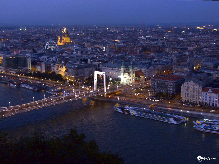 Lámpagyújtás Budapesten 