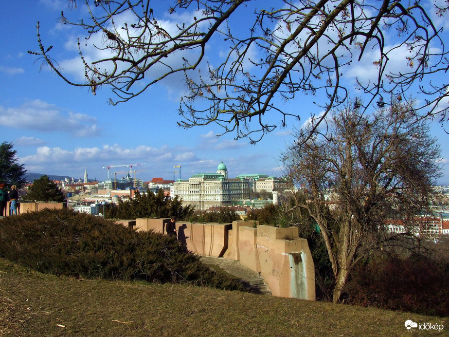 Verőfényes tavaszi nap