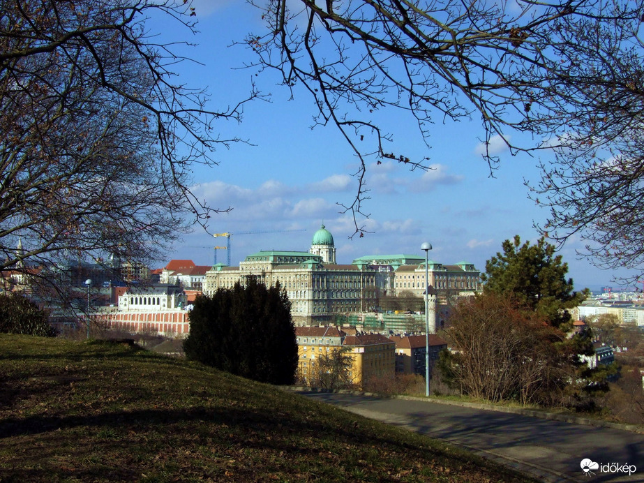 Verőfényes tavaszi nap
