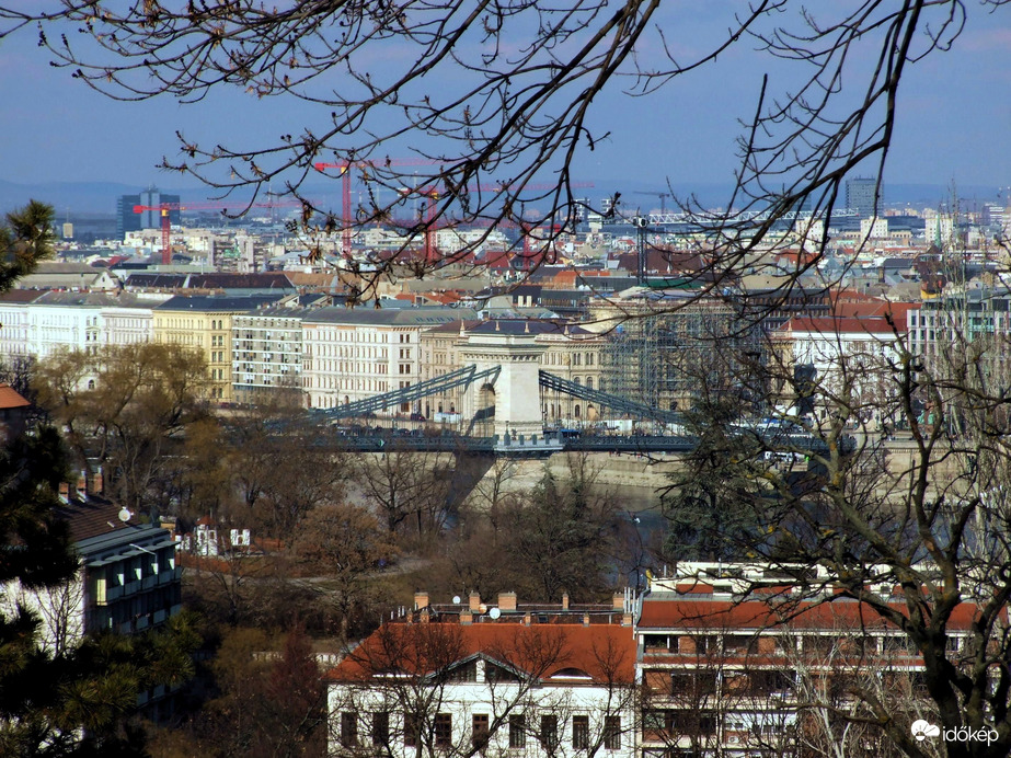Verőfényes tavaszi nap