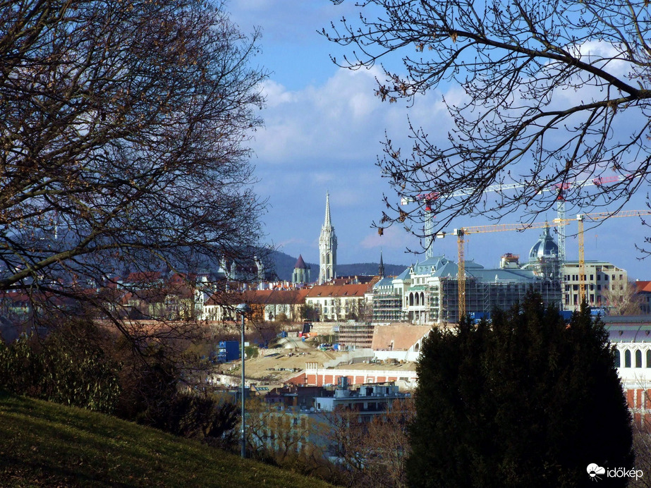 Verőfényes tavaszi nap