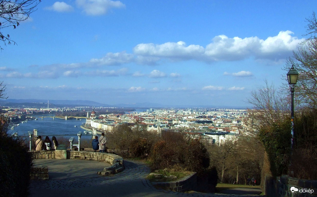 Verőfényes tavaszi nap