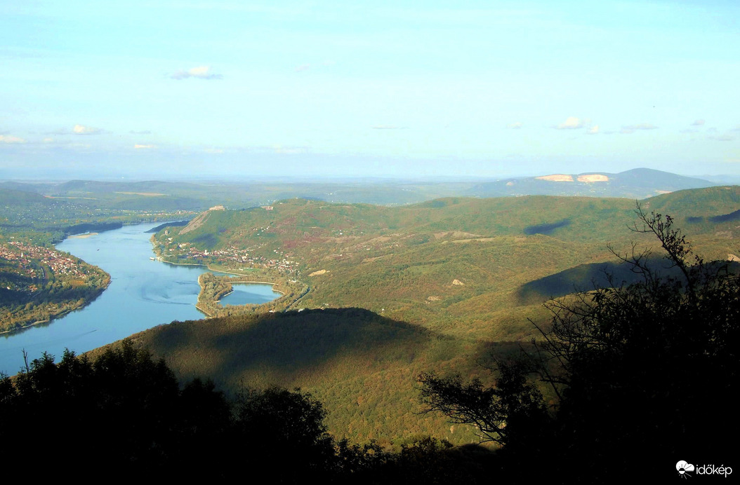 A Visegrádi-hegység látványa a Prédikálószékről 