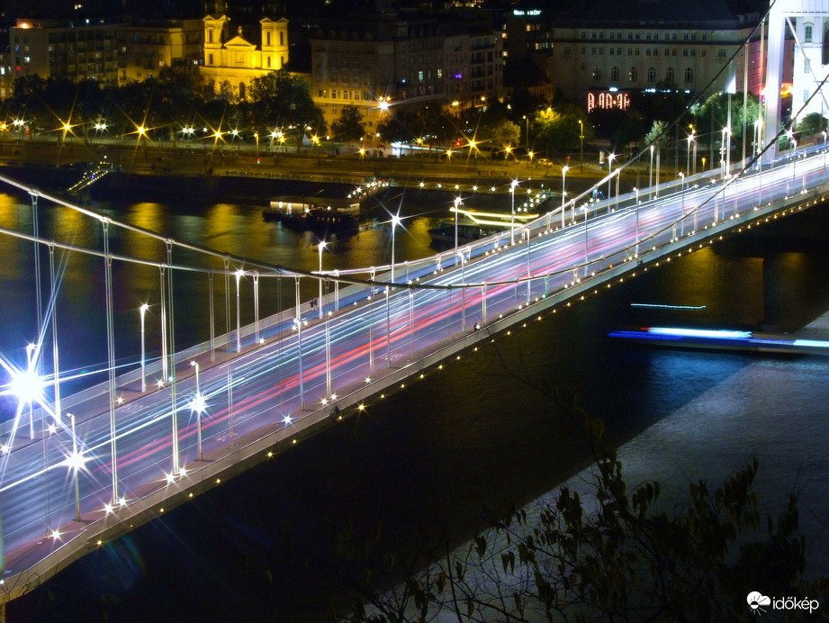 Éjszakai forgalom az Erzsébet-hídon